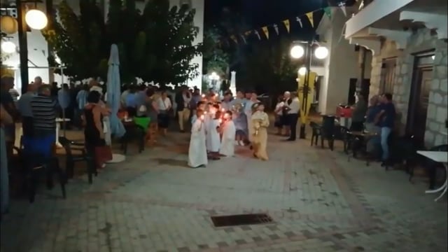 Αγία Ευθυμία Φωκίδας: Εκκλησιαστικός επίτροπος κλώτσησε σκύλο μπροστά στα παιδιά την ώρα λιτανείας 7-9-2018
