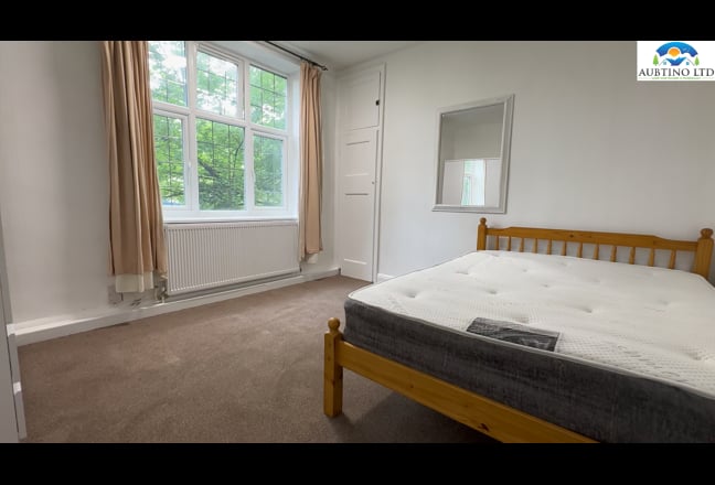Bright Double room near Hampstead (W04.04) Main Photo