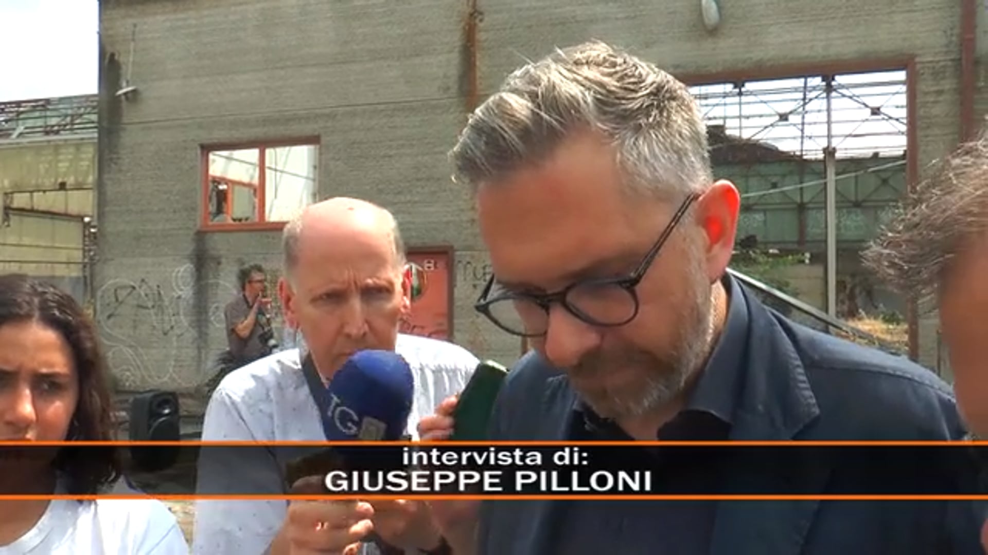 Downhill bikers sotto il portico di San Luca, scoppia la polemica. Il sindaco: “Molto pericoloso”