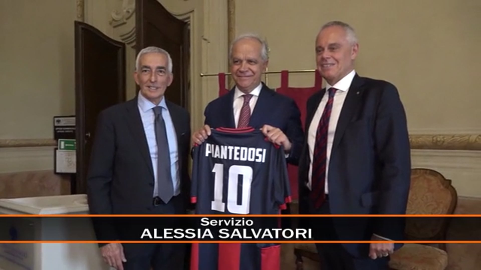 Il Ministro Piantedosi e la sua maglia rossoblu