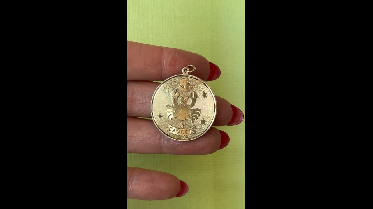 Médaille zodiaque "Cancer" de Brooke Gregson