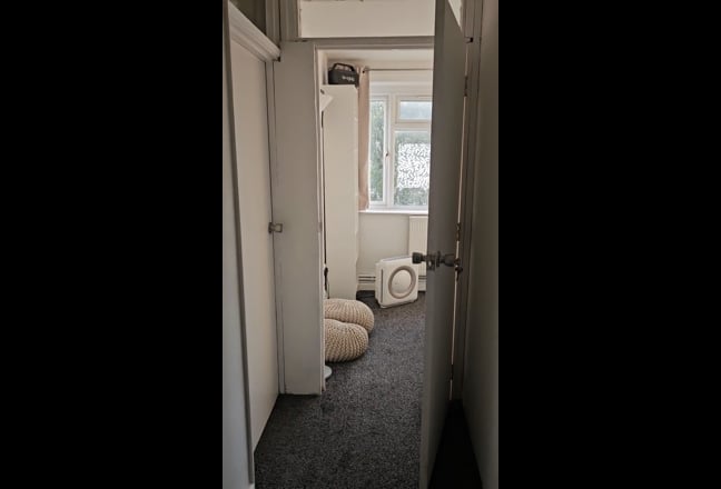 Furnished Room in Forest Gate E7 – &pound;700 All Bills  Main Photo