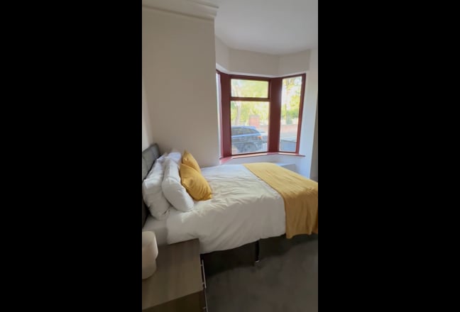 Newly Renovated En-suite Rooms - Bills included Main Photo