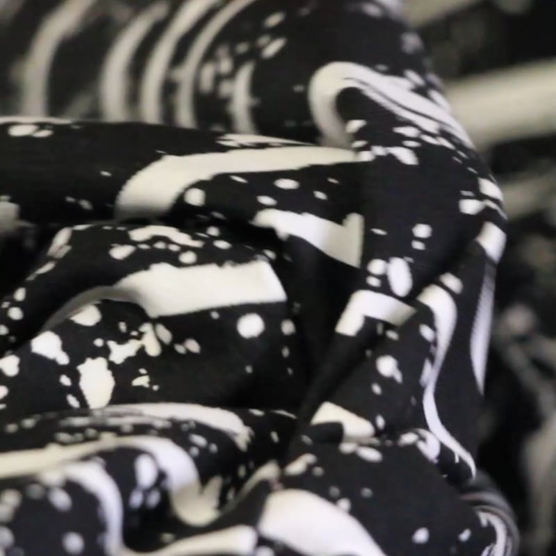 Vidéo: Jersey coton peigné & élasthanne – Coup de pinceau fond noir