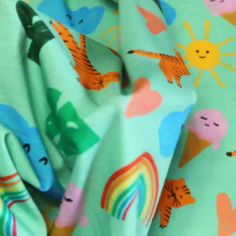 Vidéo: Jersey coton peigné & élasthanne – Tigres arc-en-ciel fond vert