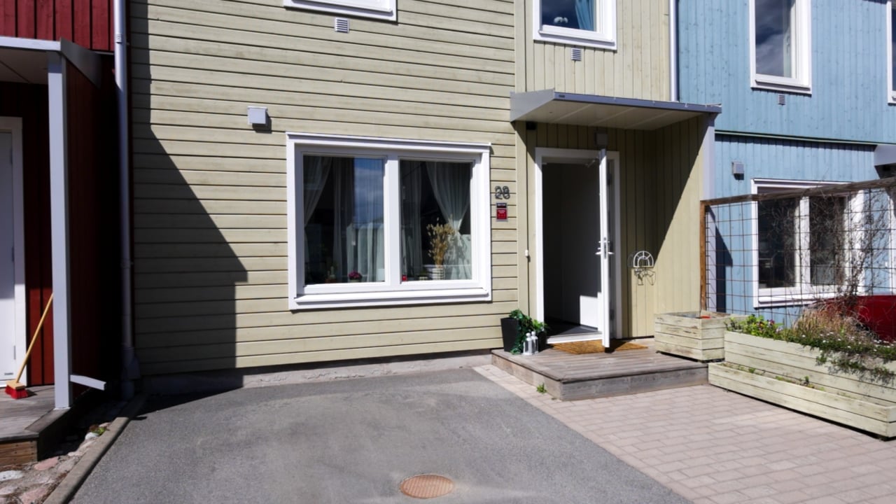 4 rum Radhus på Timotejgatan 28 Runby Upplands Väsby kommun - video