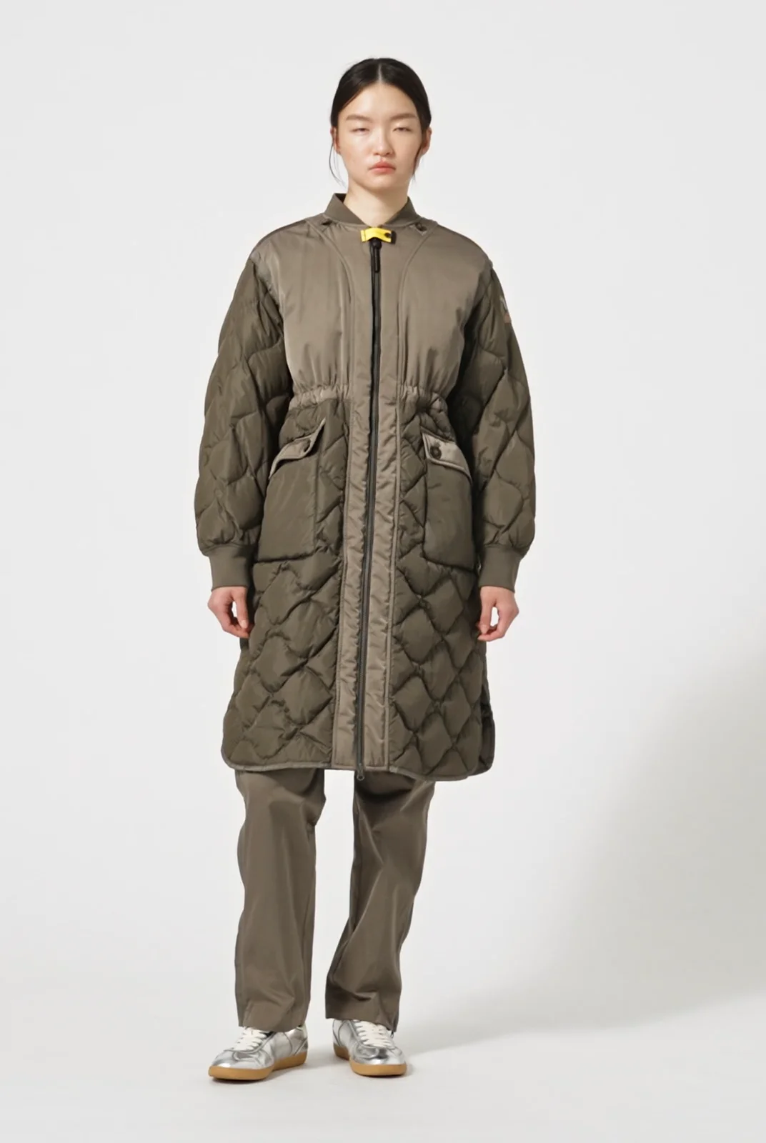 その他 yasupaperjo KAGURA - LONG PUFFER OLIVE GREY для Женщин | Parajumpers®