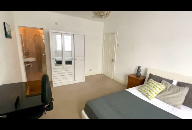Wonderful En-suite in Plumstead Main Photo