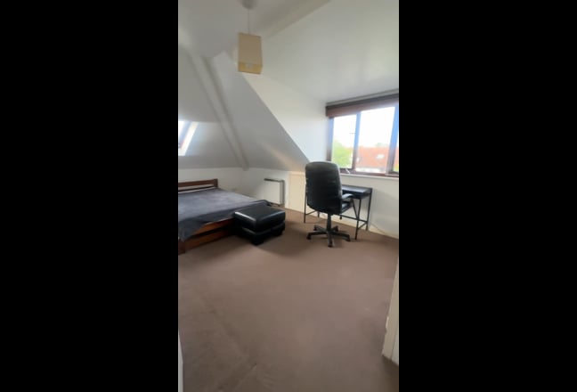 Large double room in Sutton Main Photo
