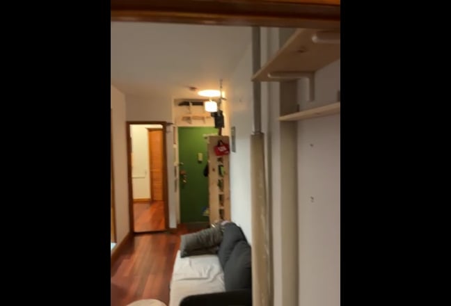 Small clean room with closet  Main Photo