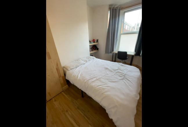 1 Lovely double bedroom Available! Main Photo