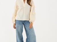 Witte blouse met kant op de mouw_1