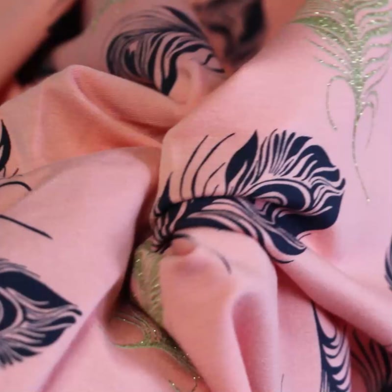 Vidéo: Molleton non gratté (French terry) - Plume bleu & doré fond rose