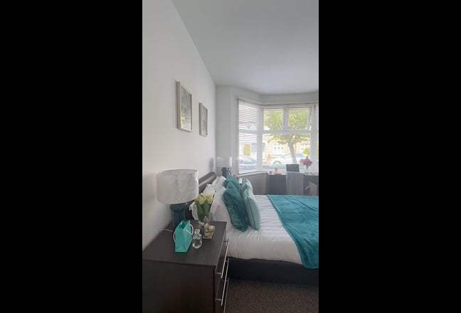 Beautiful Ensuite Room in Friendly All-Female Home Main Photo