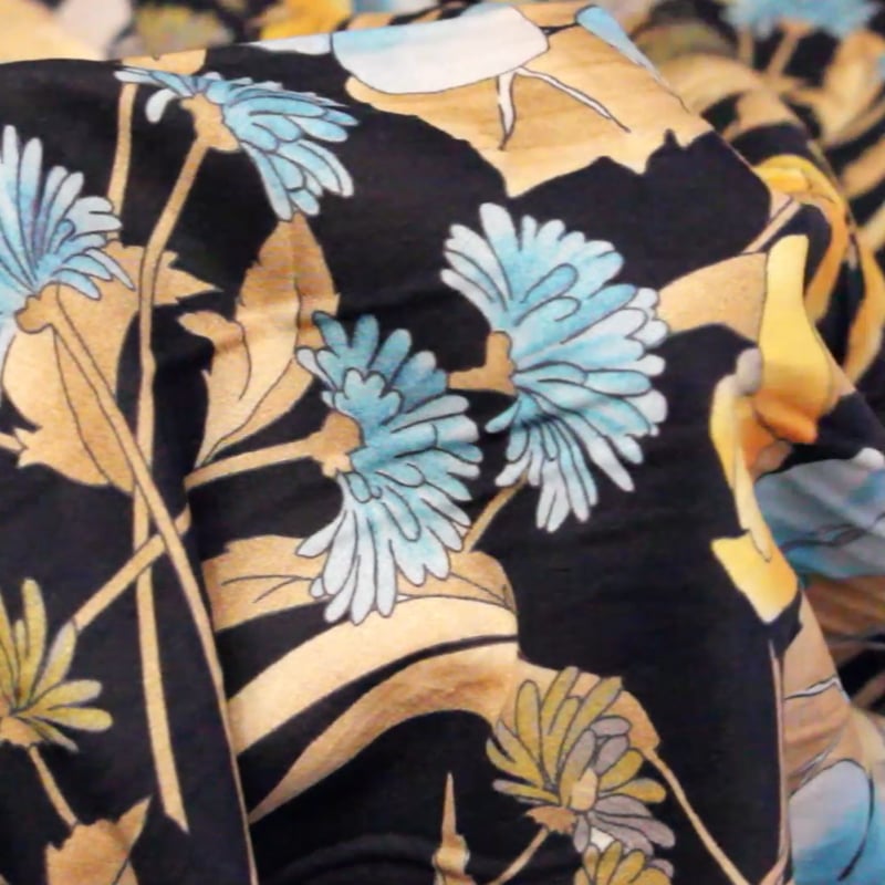 Vidéo: Voile 100% coton – Fleurs jaunes bleues fond noir