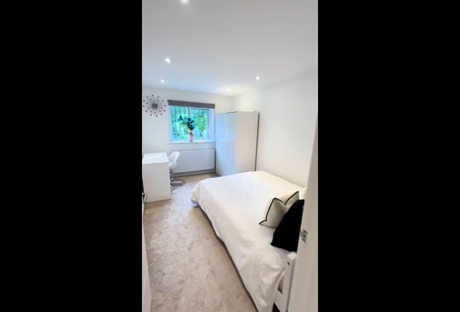 Super Double Room to Let in Purley Main Photo
