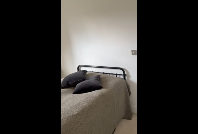 Lovely Double Room in quiet flat near Wendell Park Main Photo