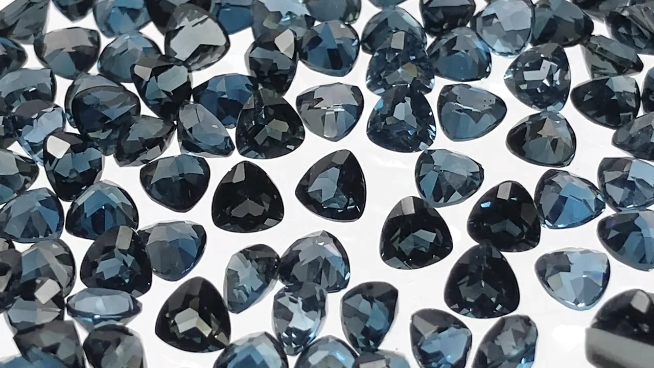 ロンドンブルートパーズ トライアングルファセットカット4×4mm 5粒