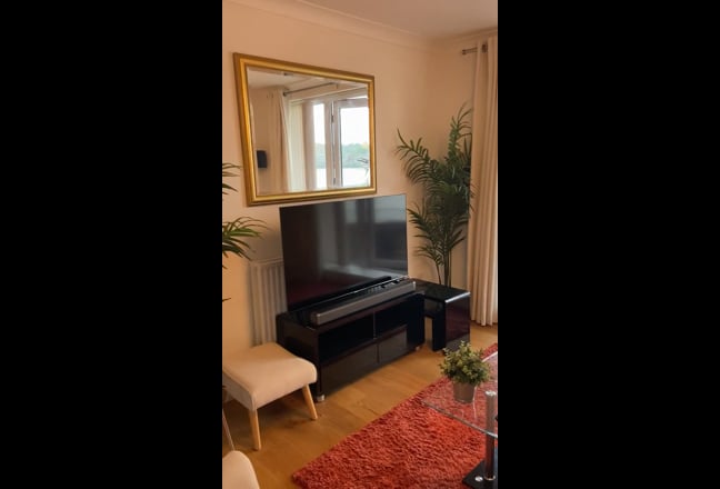 Riverside stylish 2 bed apartment in Canary Wharf Main Photo