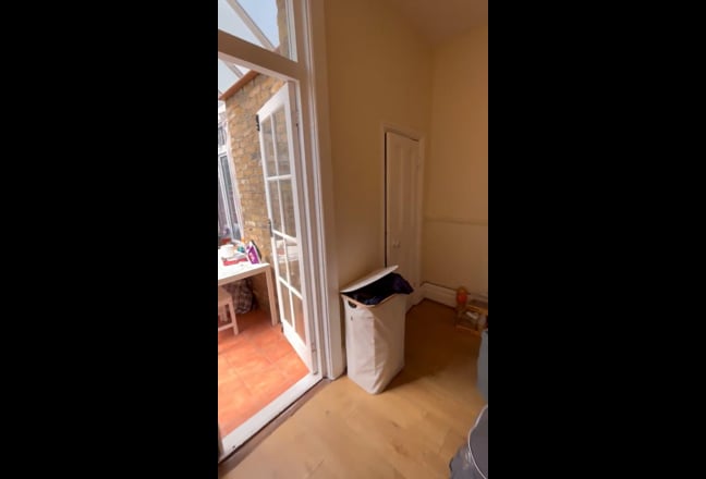 Beautiful house conservtory and huge living room  Main Photo