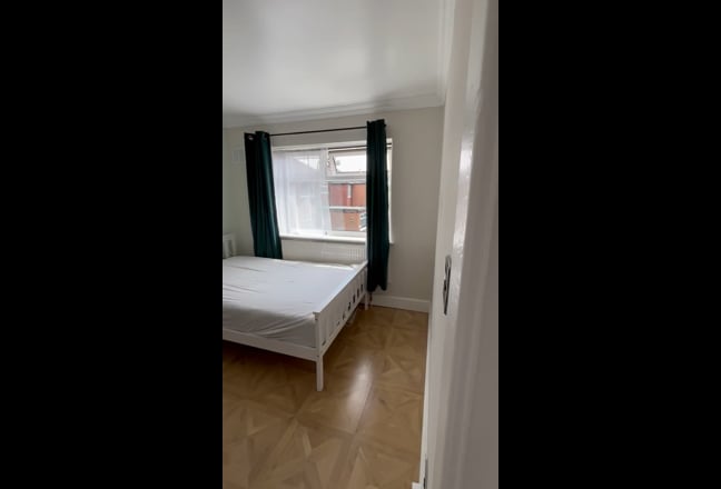  WFH Friendly Single &  Double Bedroom   Main Photo