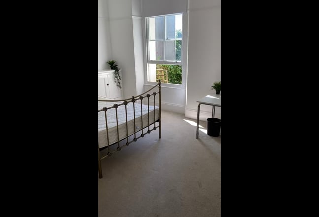  Large Sunny Room in Central House Main Photo