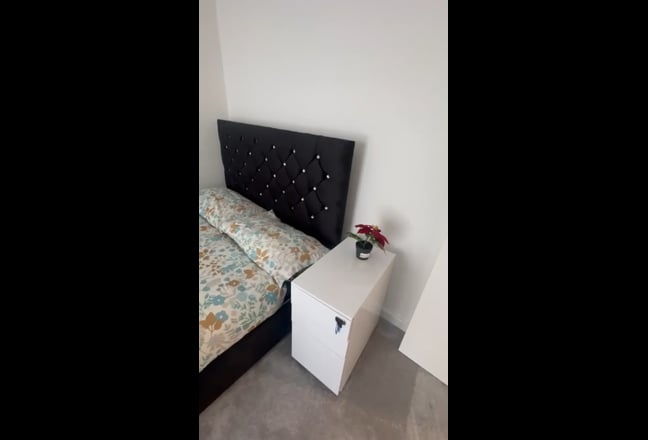  A fully furnished Double Ensuite Room available  Main Photo