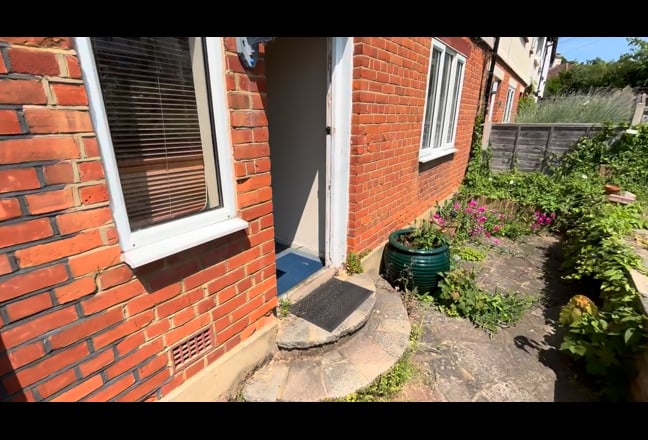 En-Suite Large Room in Sociable Professional House Main Photo