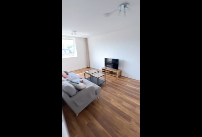 4-Bed Central London Flat: Bright & Spacious Main Photo
