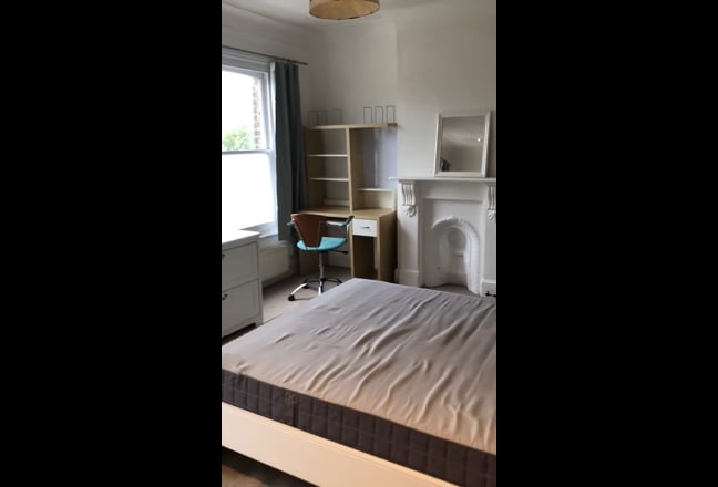 Lovely Bright Room All Bills Included Main Photo