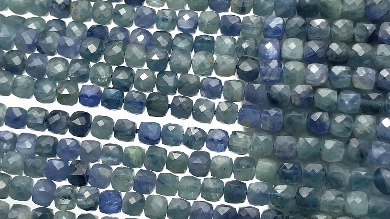 マルチカラーカイヤナイト キューブカット4×4×4mm 半連/1連｜天然石