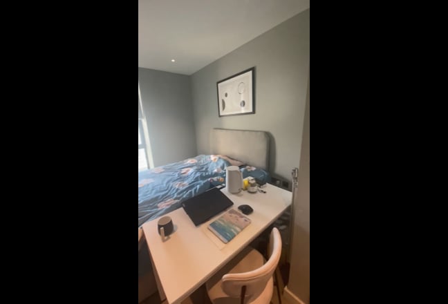 200 pounds off - Lovely Double Room with En-Suite Main Photo