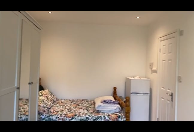 Open Plan bedsit Main Photo