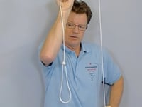 Übung 23: Fazilitation der Anteflexion-Elevation mit Flaschenzug im Sitzen