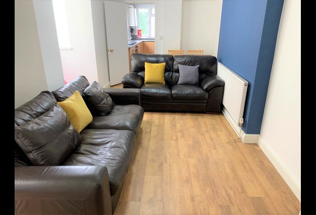 Professional rooms available in city centre  Main Photo