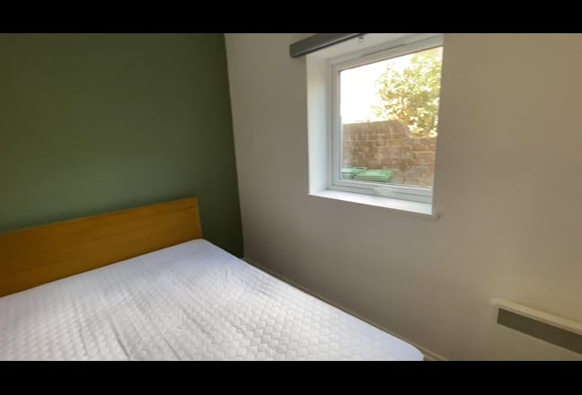 Room in fab house Main Photo