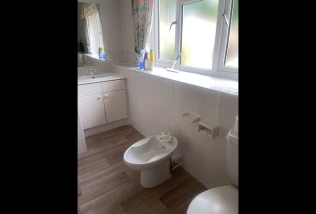 Kingsize Suite £950 5 piece bathroom Nr Station Main Photo