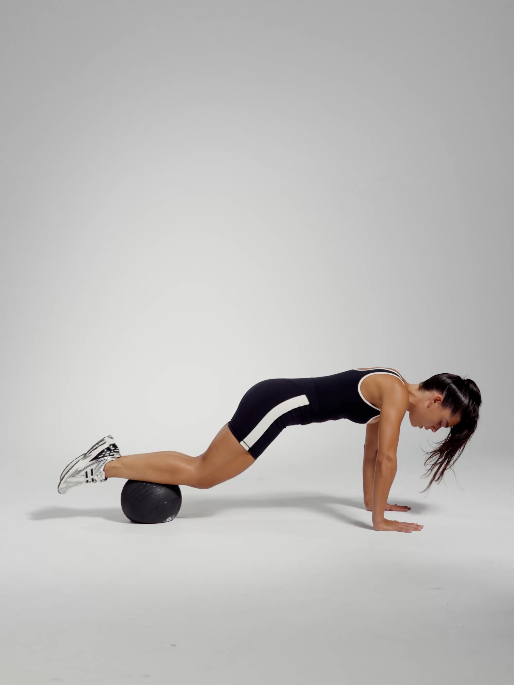 אוברול קצר אורך 5” מחשוף ישר מבד nero