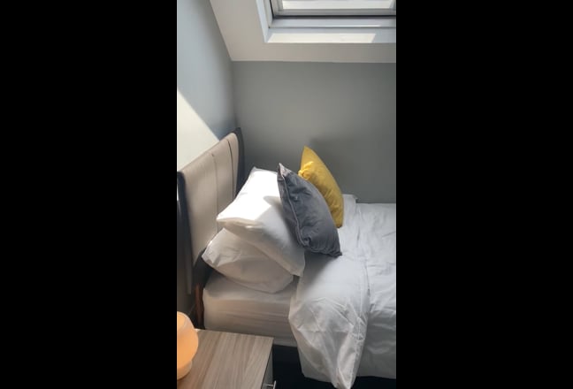 Smart Loft Style Single Furnished Room To Let Main Photo
