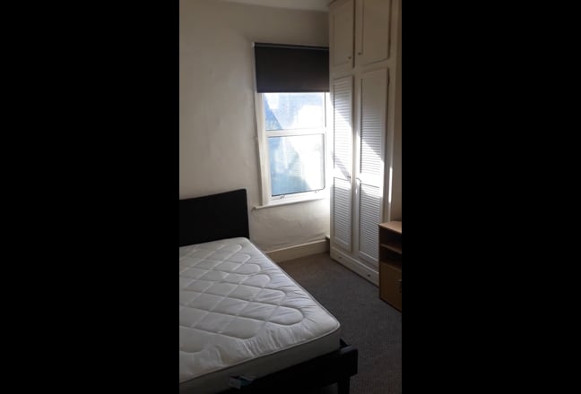 Top Floor Sunny Room In Spacious House! Main Photo