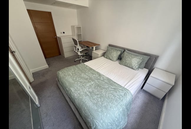 Video 1: Spacious bedroom with en-suite bathroom