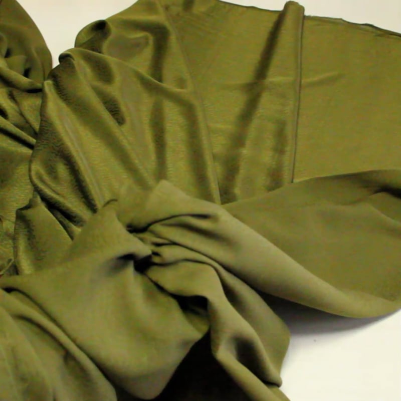 Vidéo: Satin 100% soie jacquard - Wave kaki Vidéo: Satin 100% soie jacquard - Wave kaki