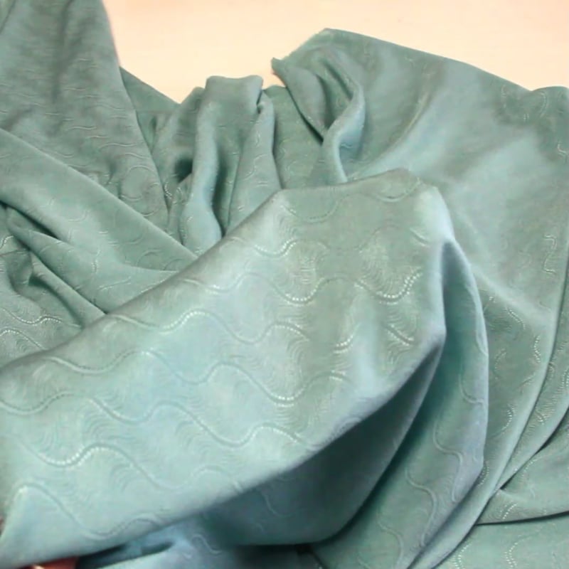 Vidéo: Satin 100% soie jacquard - Wave pointillé vert d'eau