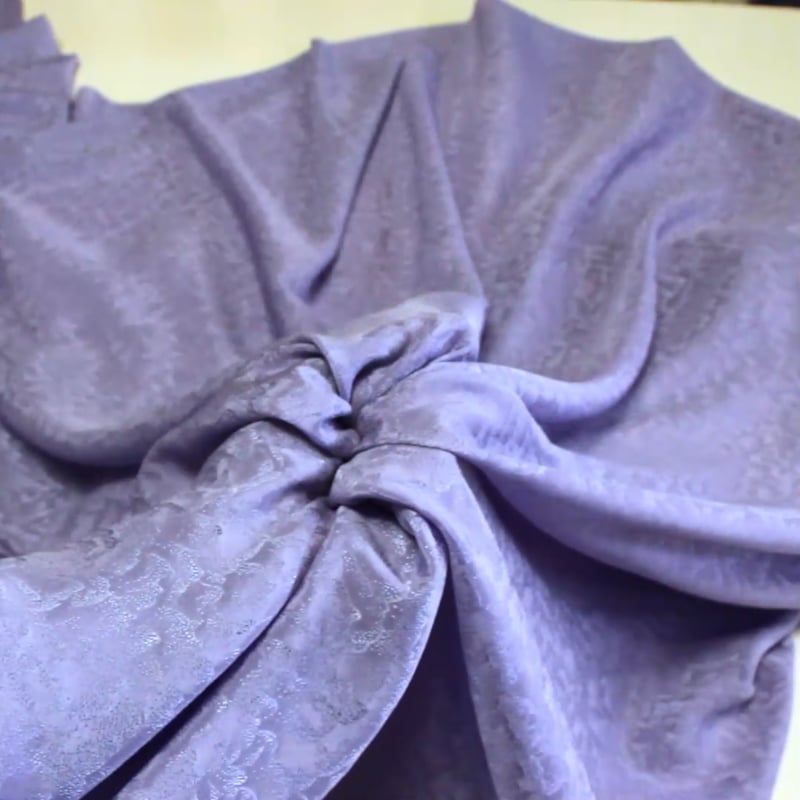 Vidéo: Satin 100% soie jacquard - Solange mauve Vidéo: Satin 100% soie jacquard - Solange mauve
