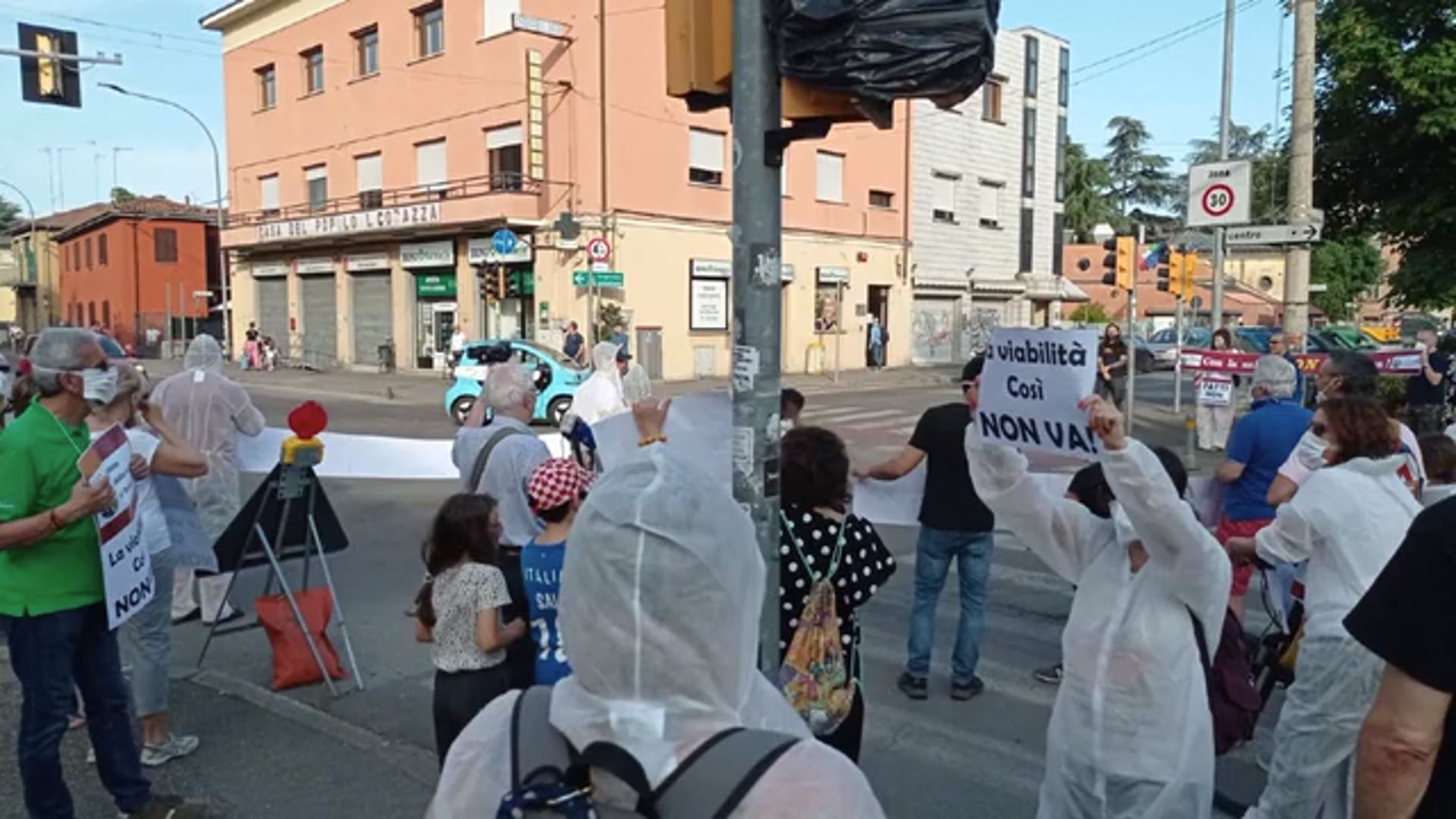 Viabilità San Donato, la protesta dei residenti con tuta bianca e cartelli: “Così non va!”