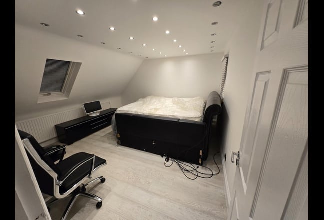 Secure Gated Mews, and Close to Central Line Main Photo