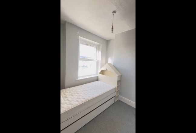 Single bedroom available in a terraced house Main Photo