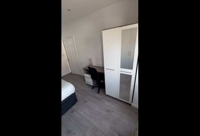 Spacious Double room in female house share@Slough Main Photo