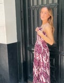 Vidéo: Robe midi imprimée avec encolure sans bretelles Vidéo: Robe midi imprimée avec encolure sans bretelles