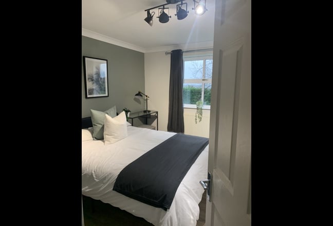 En Suite Double  Room Near JLR & B’ham Intl B92  Main Photo